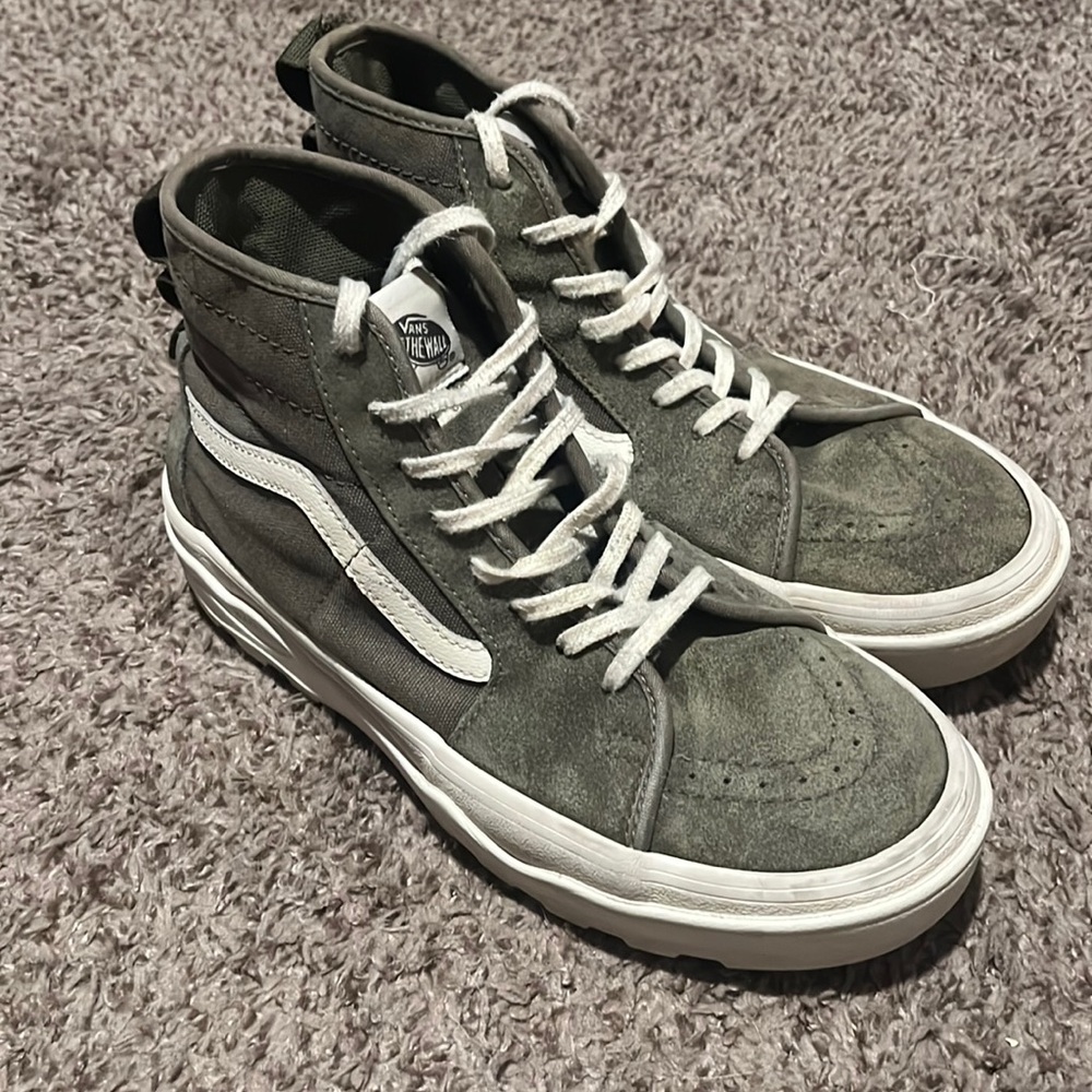 Vans Olive green sneaker. Men’s 7.5, women’s 9